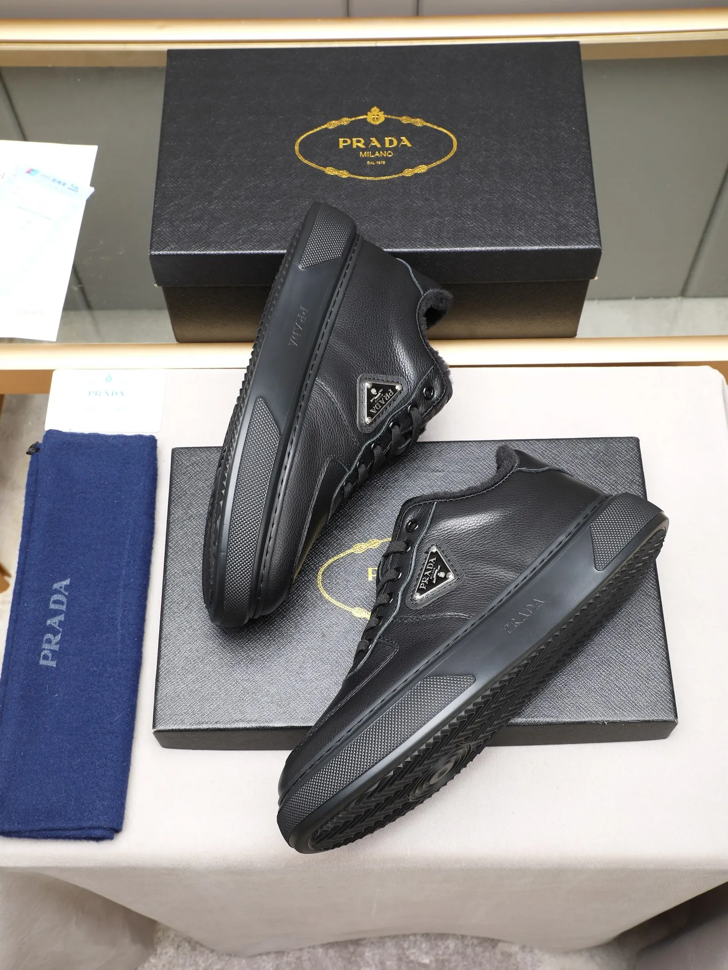 PP460 Prada/Prada men's new casual shoes, this upper is made of imported calfskin + velvet lining! The outside is decorated with the P family's classic metal triangle enamel logo, and the outsole is made of non-slip sports foam ultra-light outsole, which feels good on the feet and is a fashionable and fashionable item! Two colors to choose from!  Size: 38-44 (45 customized)